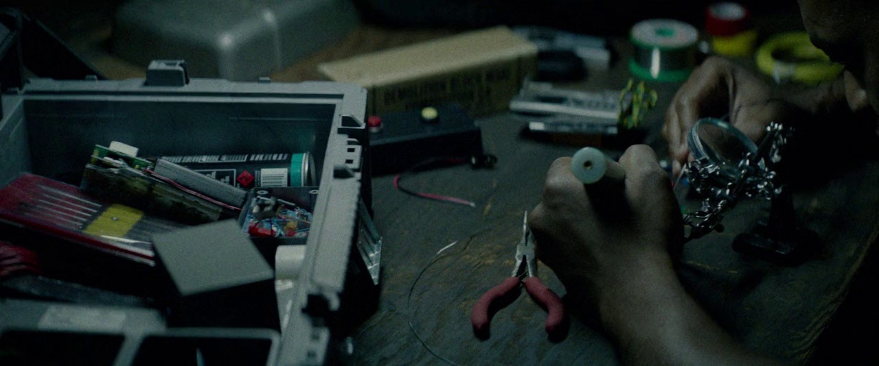 Triple 9 (2016) BluRay Hin + Eng + Tam + Tel 720p x264 AVC AAC 2.0 ESub.mkv.0004